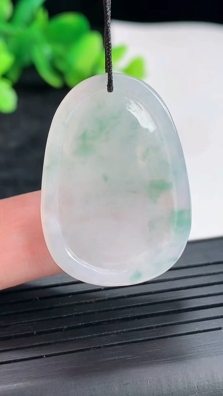 天然A货翡翠飘花虚空藏菩萨吊坠，尺寸33.6-24-4重量:5.95g
4月22日