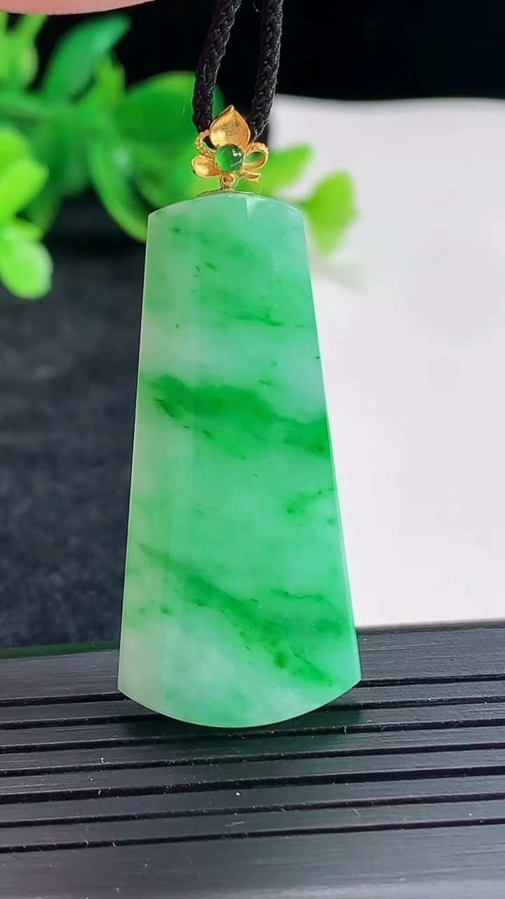 天然A货翡翠无事牌吊坠，尺寸42-19.6-5.5重量:9.49g
4月22日