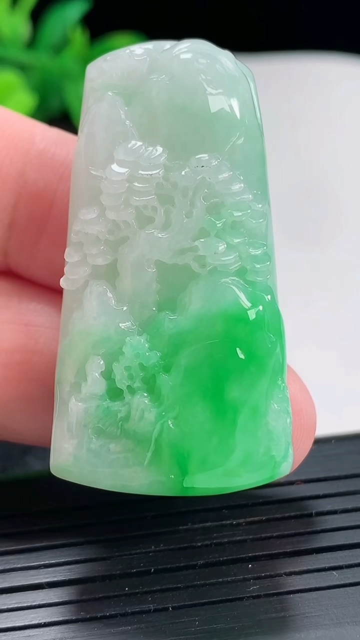 天然A货翡翠山水牌吊坠，尺寸46-23.6-12.5重量:31.65g
4月22日