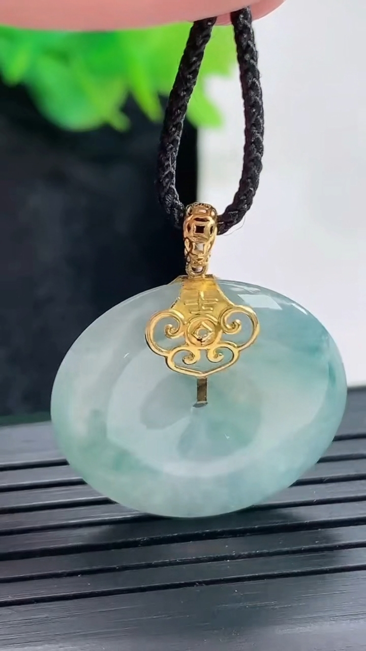 天然A货翡翠18k金飘花平安扣吊坠，尺寸24.5-5重量:5.76g
4月22日