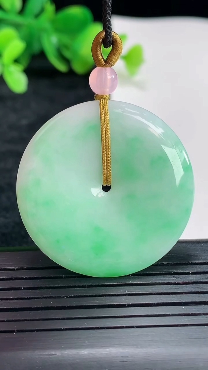 天然A货翡翠平安扣吊坠，尺寸36-4.5重量:13.04g
4月22日