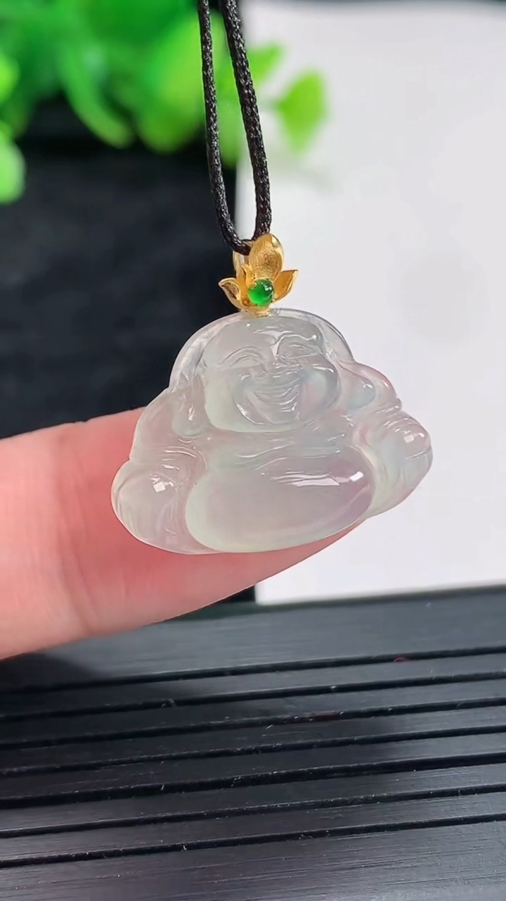 天然A货翡翠种白冰佛公吊坠，尺寸16-22-4重量:2.35g
4月22日