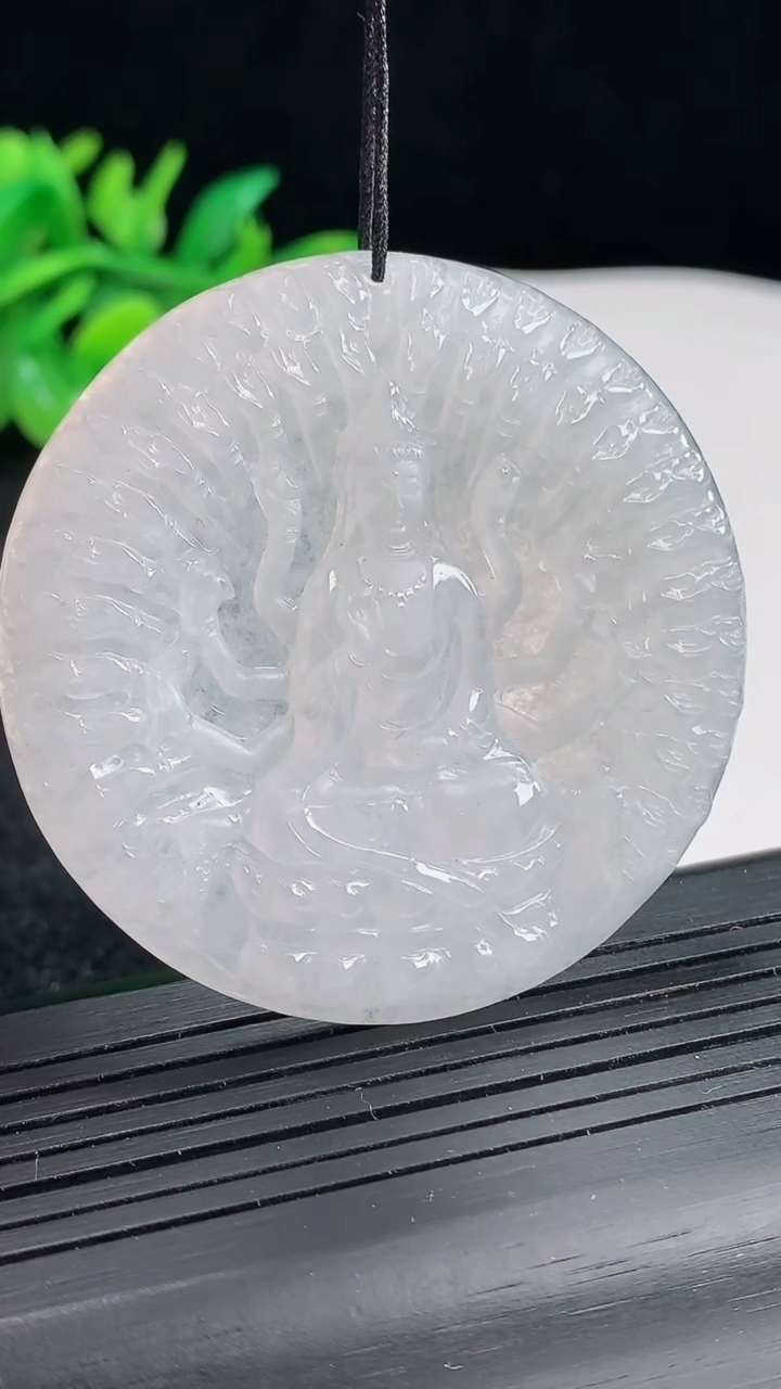 天然A货翡翠千手观音吊坠，尺寸51.5-5重量:28.06g
4月22日