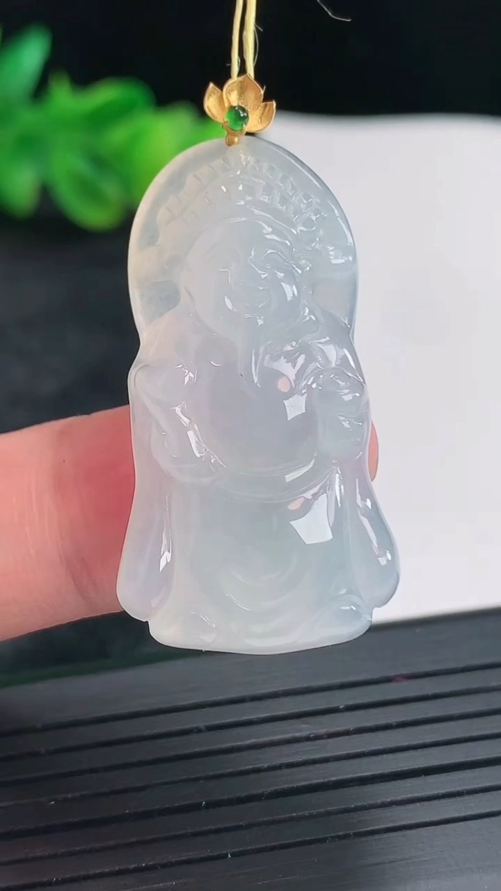 天然A货翡翠种白冰财神爷吊坠，尺寸35-20-5.8重量:8.10g
4月22日