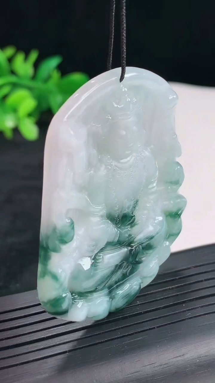 天然A货翡翠飘花千手观音菩萨吊坠，尺寸56.5-48-5.2重量:25.80g
4月22日