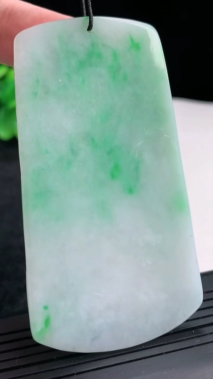 天然A货翡翠山水牌吊坠，尺寸76.8-42-5重量:41.21g
4月22日
