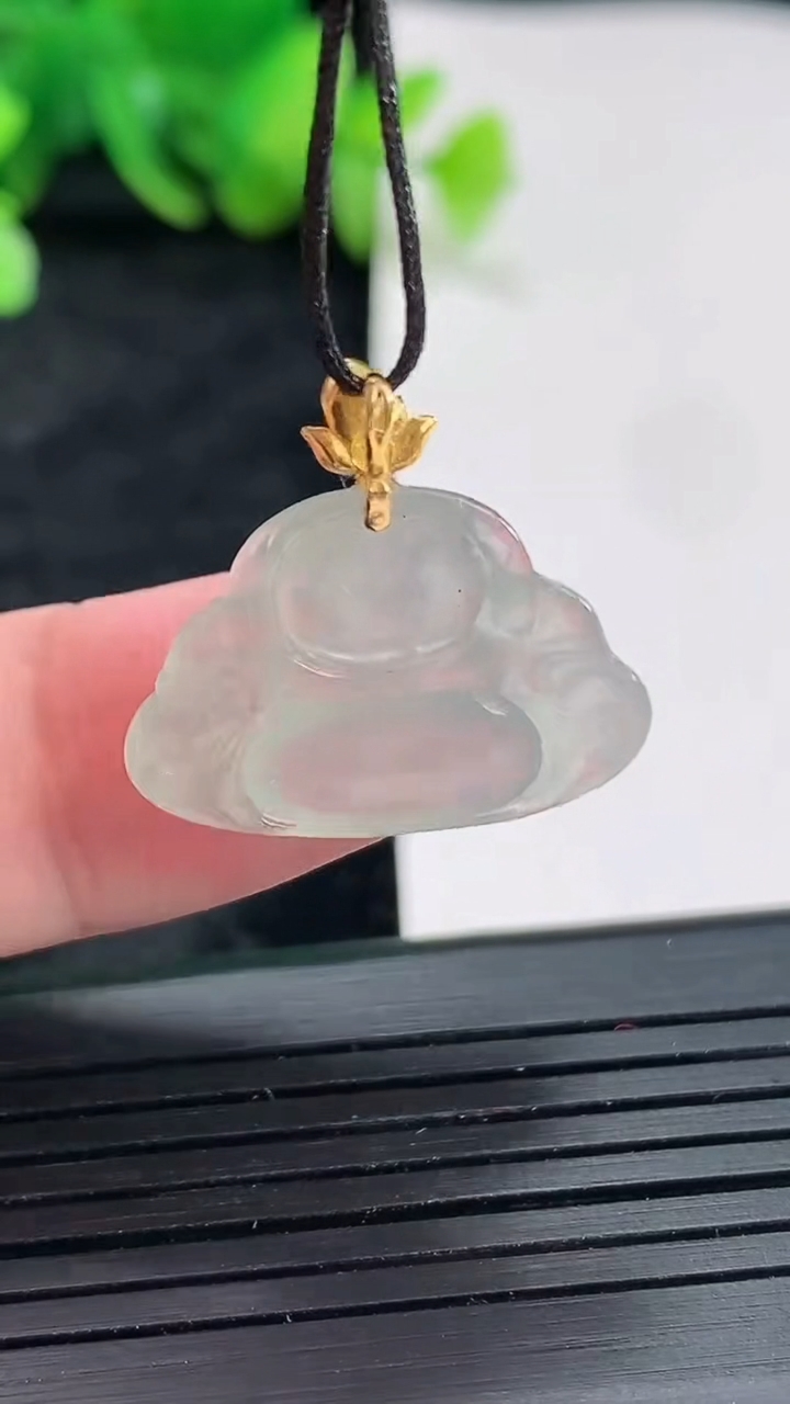 天然A货翡翠种白冰佛公吊坠，尺寸16-22-4重量:2.35g
4月22日