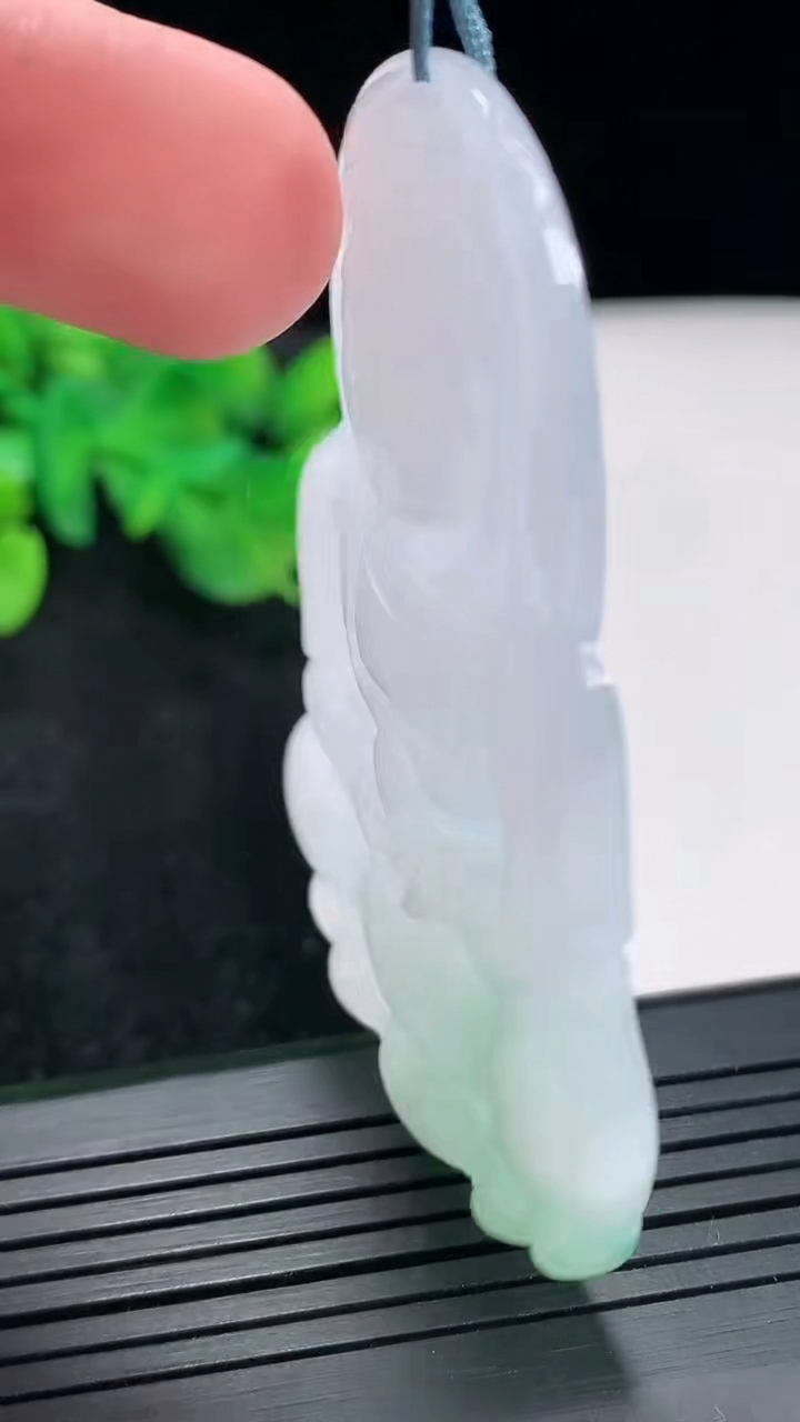 天然A货翡翠正装观音吊坠，尺寸63.5-40-5.8重量:26.52g
4月22日