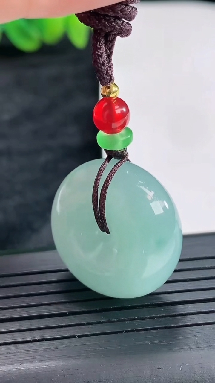 天然A货翡翠路路通吊坠，尺寸25-11重量:16.20g
4月22日