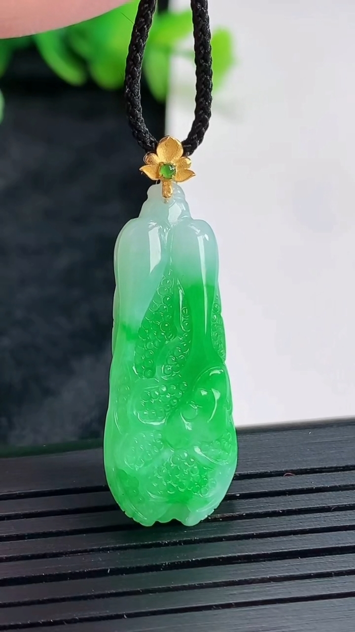 天然A货翡翠白菜吊坠，尺寸34-13.5-6.2重量:5.27g
4月22日