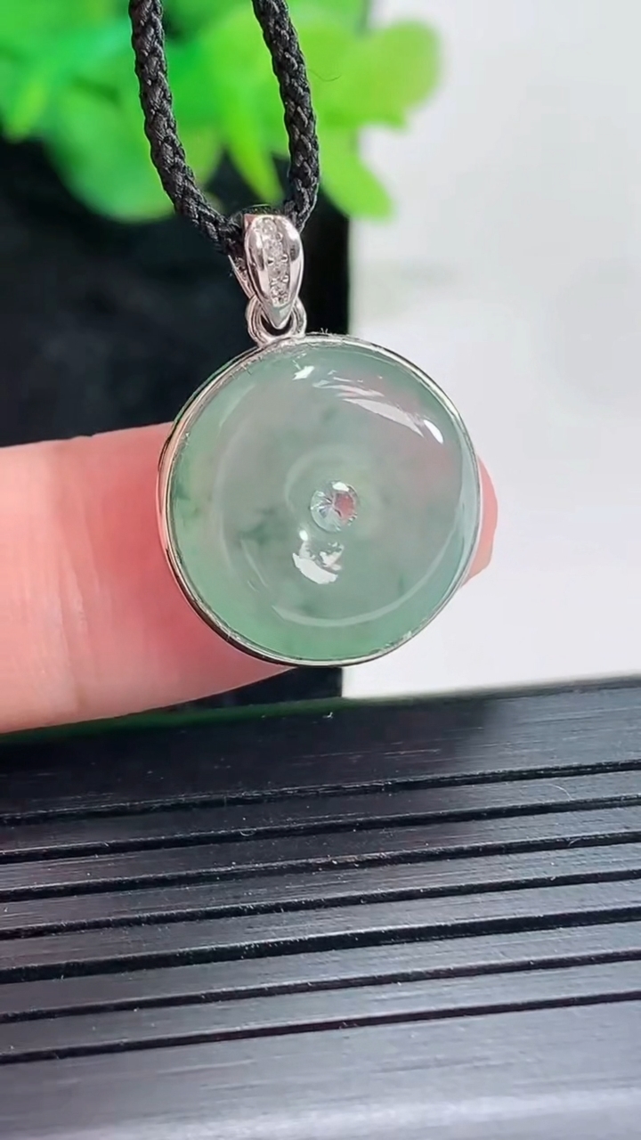 天然A货翡翠925银飘花平安扣吊坠，尺寸22-17-5，裸石16.5重量:g
4月22日