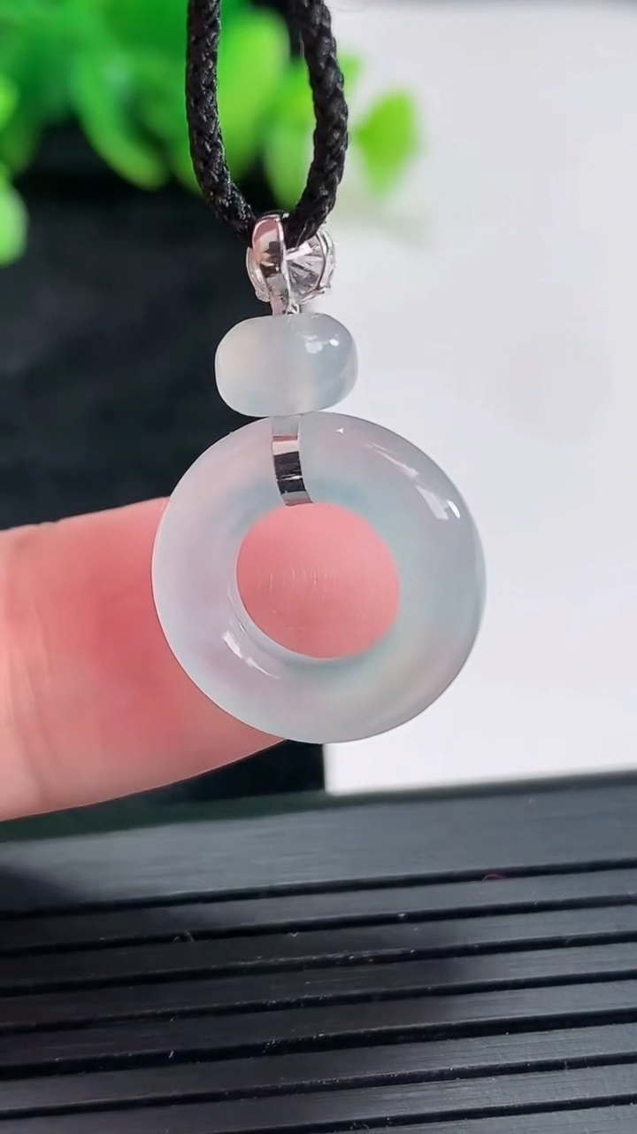 天然A货翡翠平安环吊坠，尺寸16-4.2重量:2.33g
4月22日