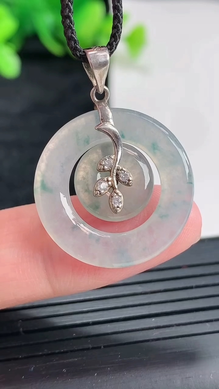 天然A货翡翠925银飘花子母平安扣吊坠，尺寸22.5-3.6重量:3.56g
4月22日