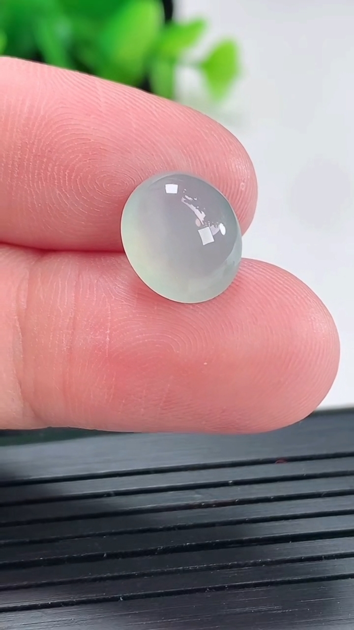 天然A货翡翠蛋面镶嵌件，尺寸12-10-5重量:0.96g
4月22日