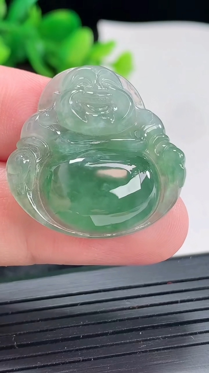 天然A货翡翠飘花佛公吊坠，尺寸29.6-30-6重量:8.19g
4月22日