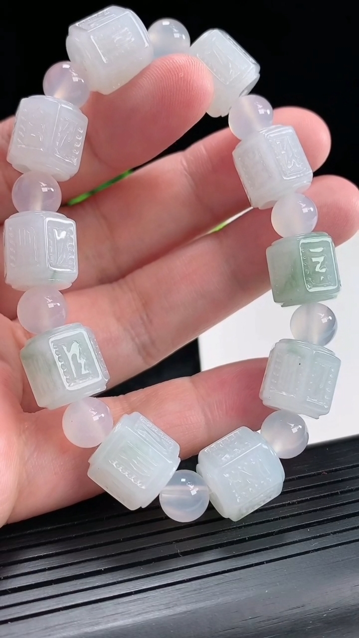 天然A货翡翠飘花六字真言路路通手串，尺寸12-12.5-10颗重量:47.65g4月22日
工厂直销收藏佳品,种好水足，色泽均匀，有种有色，上手高大气！