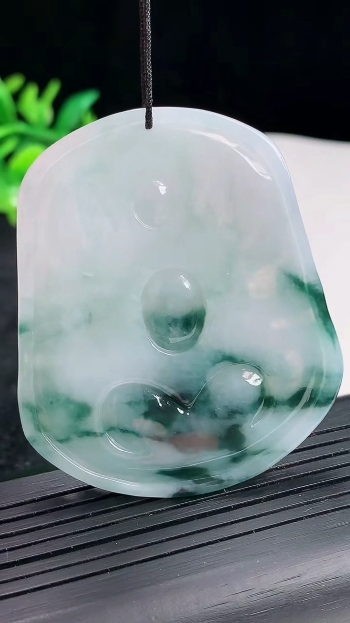 天然A货翡翠飘花千手观音菩萨吊坠，尺寸56.5-48-5.2重量:25.80g
4月22日