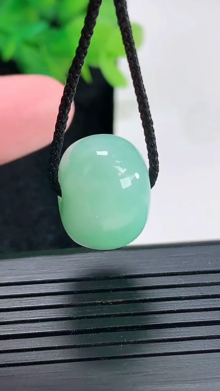 天然A货翡翠路路通吊坠，尺寸17-12.8重量:6.80g
4月22日