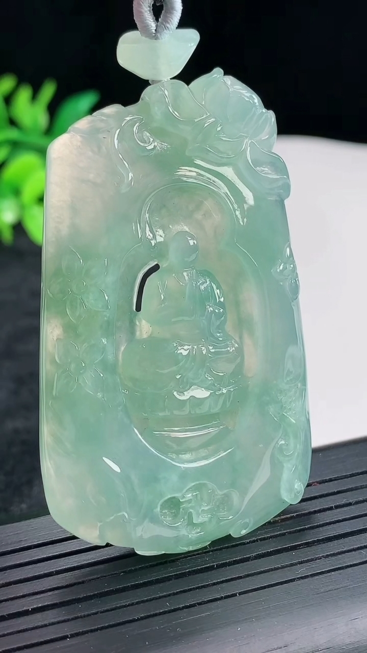 天然A货翡翠无相佛吊坠，尺寸62-37-10重量:40.20g
4月22日