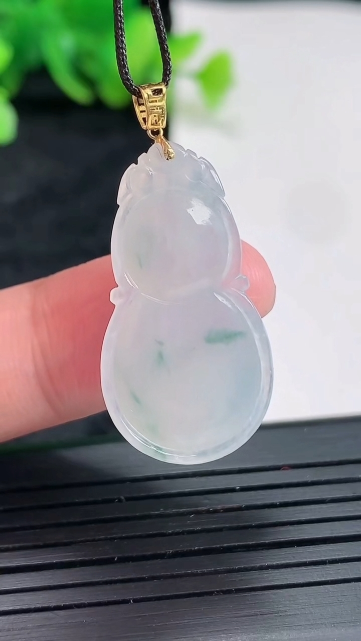 天然A货翡翠18k金飘花葫芦吊坠，尺寸29-16-4.5重量:3.35g
4月22日