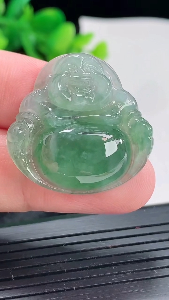 天然A货翡翠飘花佛公吊坠，尺寸29.6-30-6重量:8.19g
4月22日