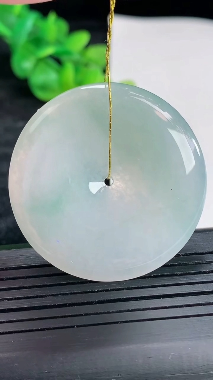 天然A货翡翠平安扣吊坠，尺寸39.5-5重量:17.73g
4月22日