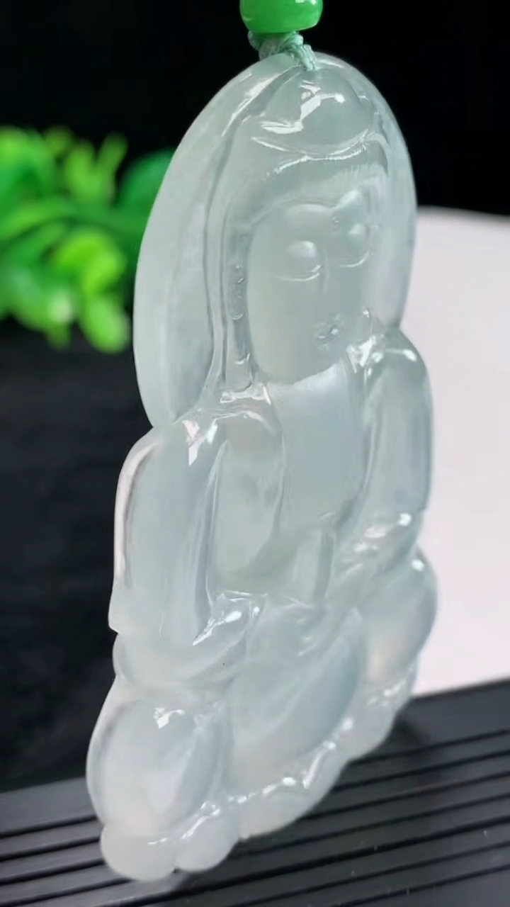 天然A货翡翠正装观音吊坠，尺寸68.5-42.5-5.5重量:33.34g
4月22日