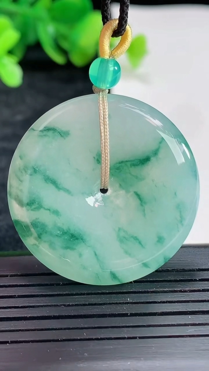 天然A货翡翠飘花平安扣吊坠，尺寸35.5-5.5重量:15.29g
4月22日