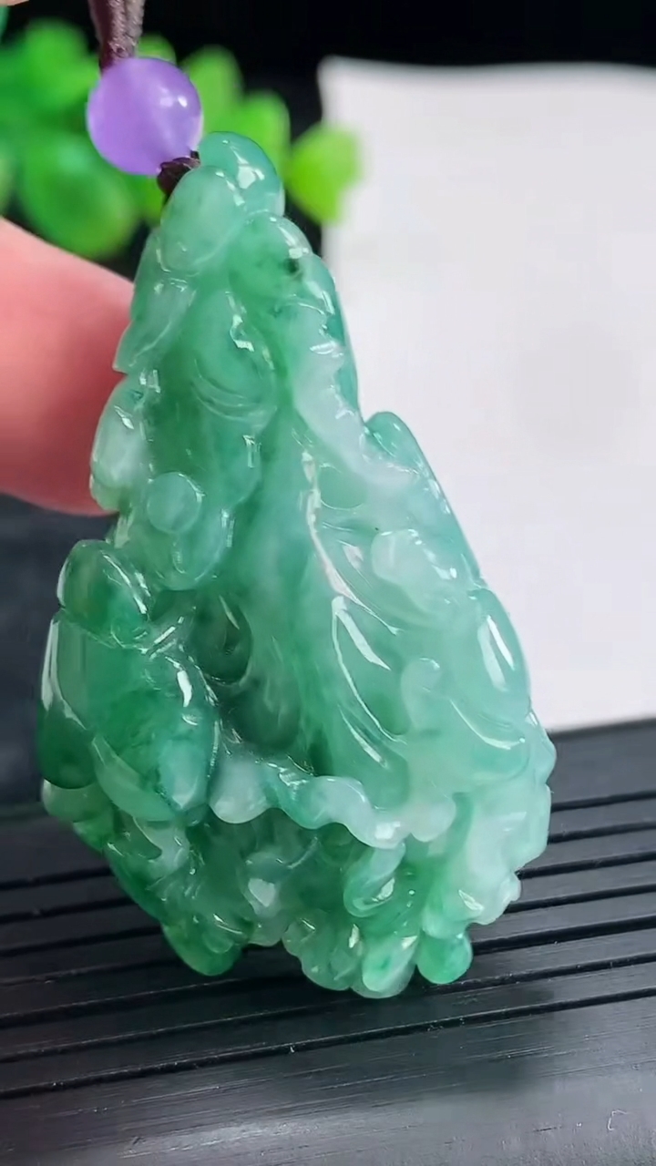 天然A货翡翠白菜吊坠，尺寸47-28.5-11重量:22.28g
4月22日