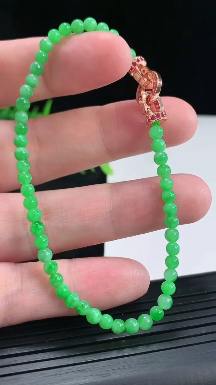天然A货翡翠小米珠手串，尺寸3.5-50颗重量:6.03g4月22日
工厂直销收藏佳品,种好水足，色泽均匀，有种有色，上手高大气！