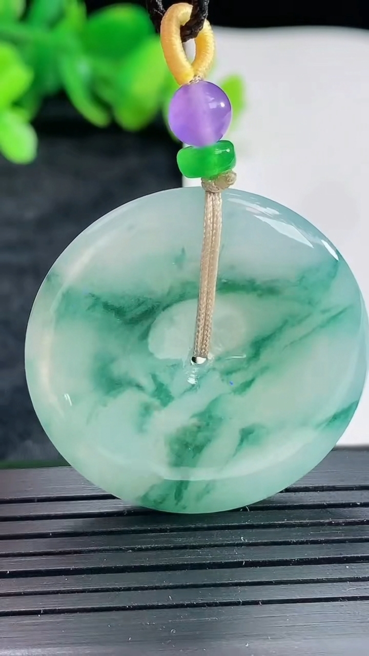 天然A货翡翠飘花平安扣吊坠，尺寸36-5.2重量:15.96g
4月22日