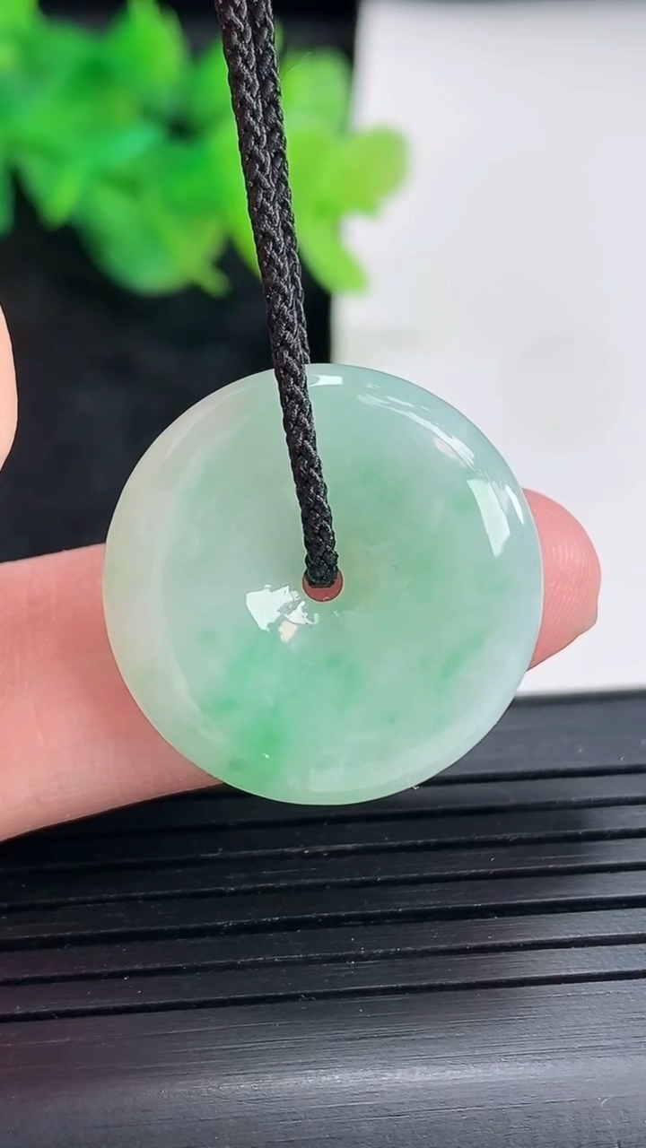 天然A货翡翠平安扣吊坠，尺寸23.5-5重量:5.13g
4月22日