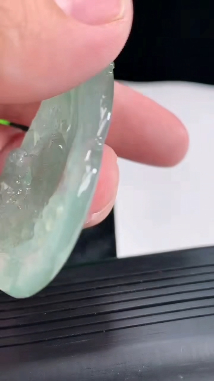 天然A货翡翠御龙观音吊坠，尺寸68.5-42-6重量:25.65g
4月22日