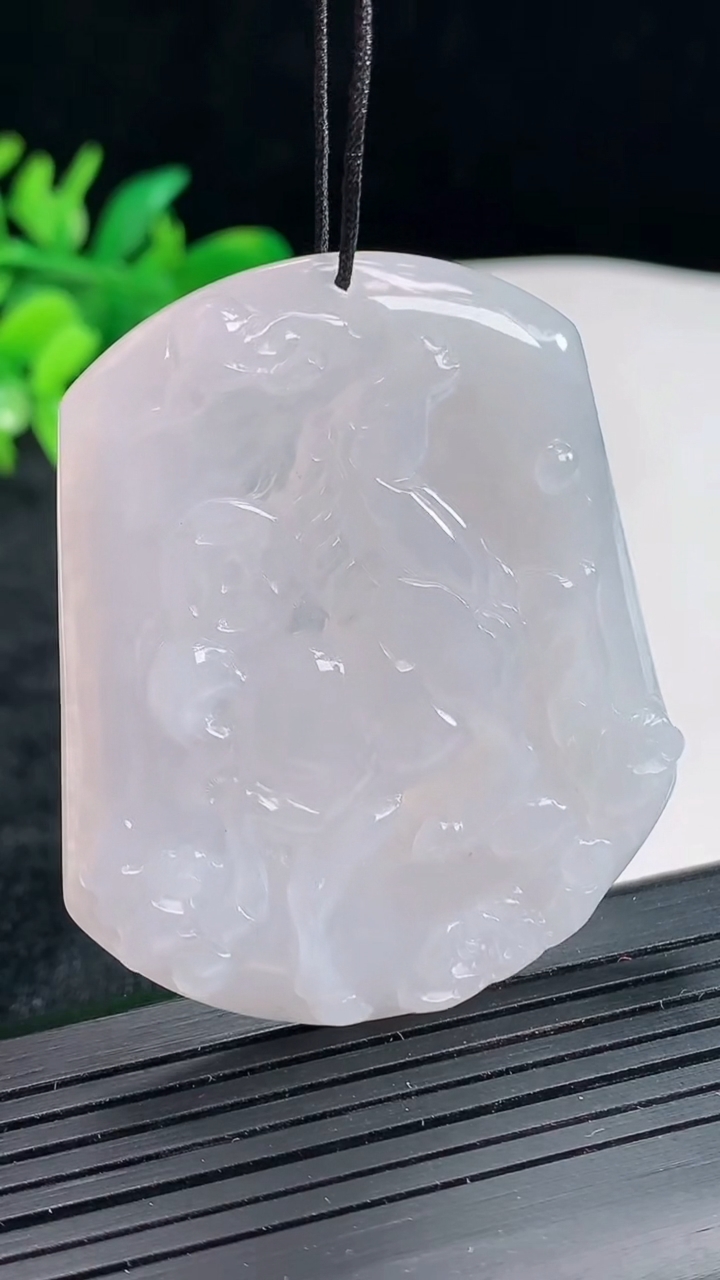 天然A货翡翠紫罗兰生肖马吊坠，尺寸51.6-44-5.2重量:26.00g
4月22日