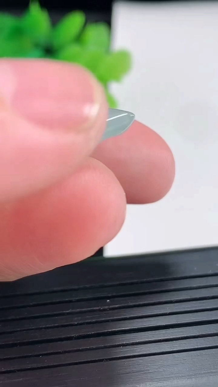 天然A货翡翠无事牌吊坠，尺寸28-20-4.8重量:5.76g
4月22日