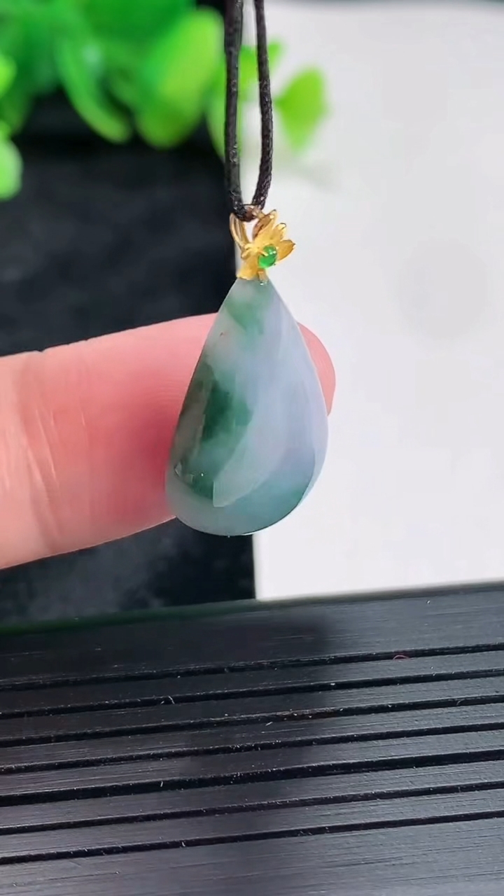 天然A货翡翠18k金紫罗兰飘花水滴吊坠，尺寸21-14-4.6重量:2.35g
4月22日