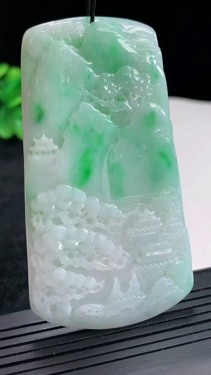 天然A货翡翠山水牌吊坠，尺寸76.8-42-5重量:41.21g
4月22日