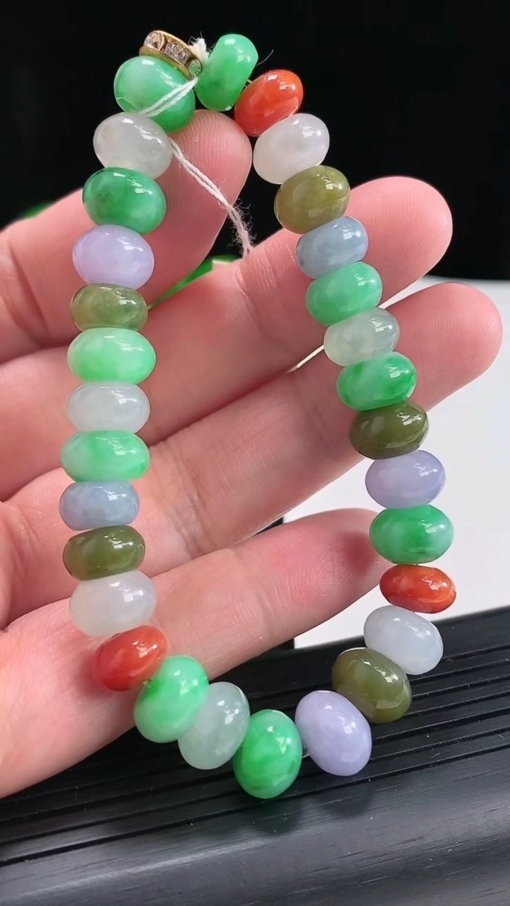 天然A货翡翠三彩算盘珠手串，尺寸9-5-30颗重量:34.86g4月22日
工厂直销收藏佳品,种好水足，色泽均匀，有种有色，上手高大气！