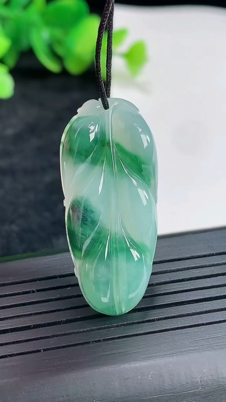 天然A货翡翠飘花金枝玉叶 叶子吊坠，尺寸38-17-4.8重量:6.73g
4月22日