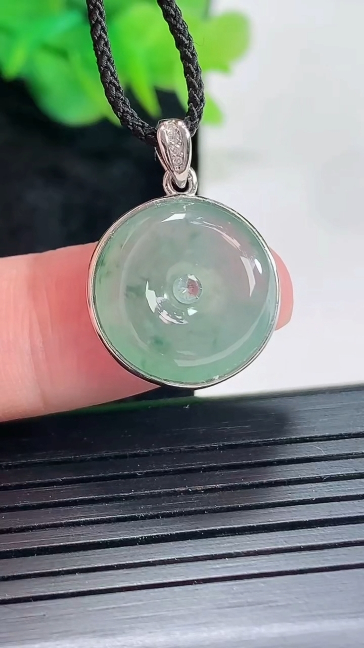 天然A货翡翠925银飘花平安扣吊坠，尺寸22-17-5，裸石16.5重量:g
4月22日