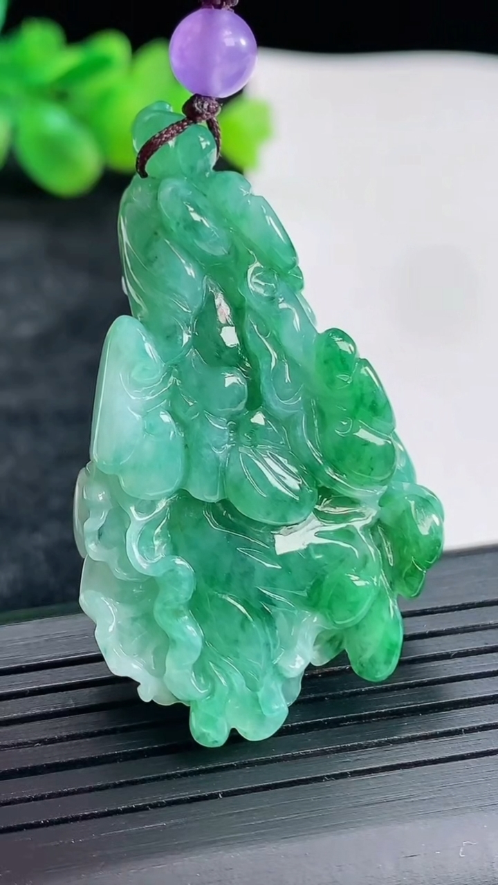 天然A货翡翠白菜吊坠，尺寸47-28.5-11重量:22.28g
4月22日