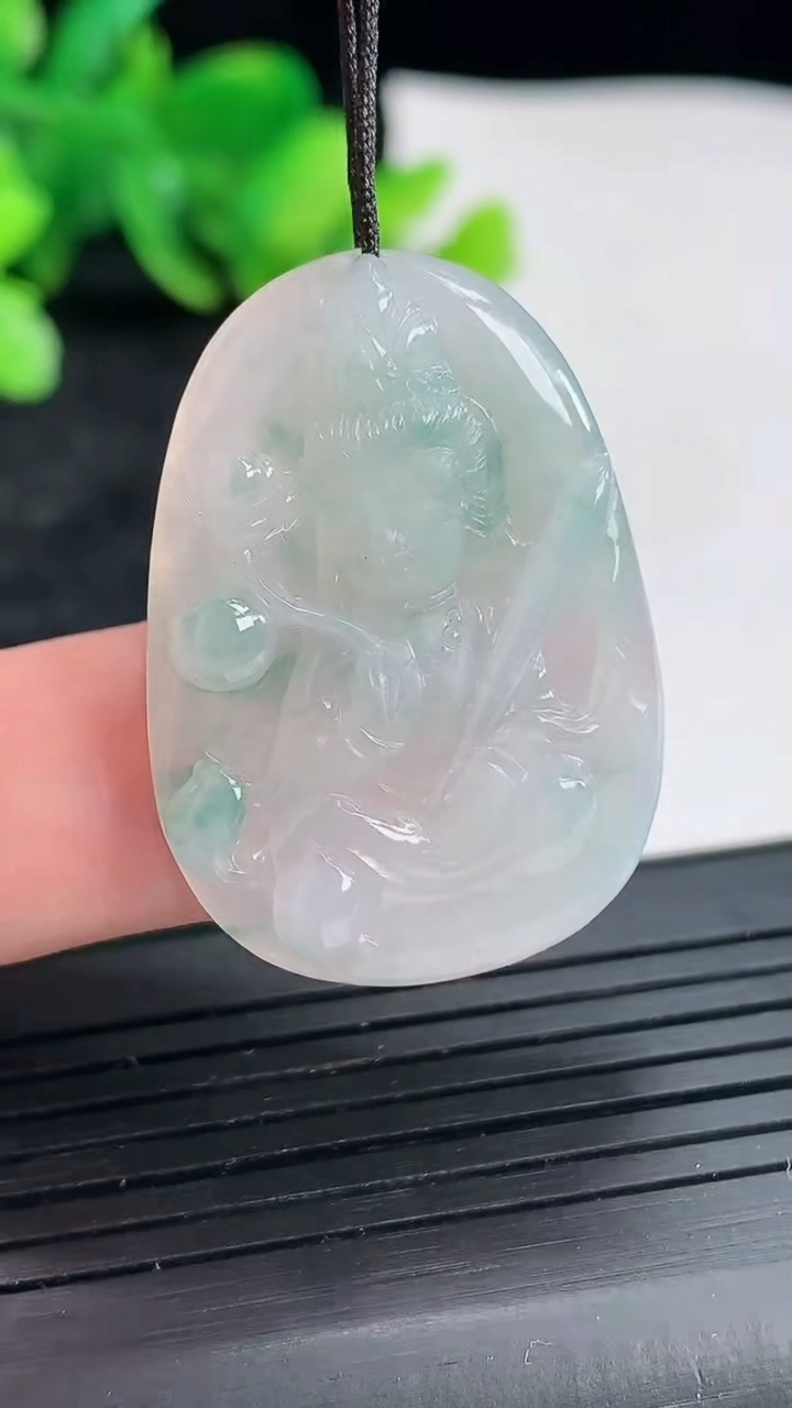 天然A货翡翠飘花虚空藏菩萨吊坠，尺寸33.6-24-4重量:5.95g
4月22日