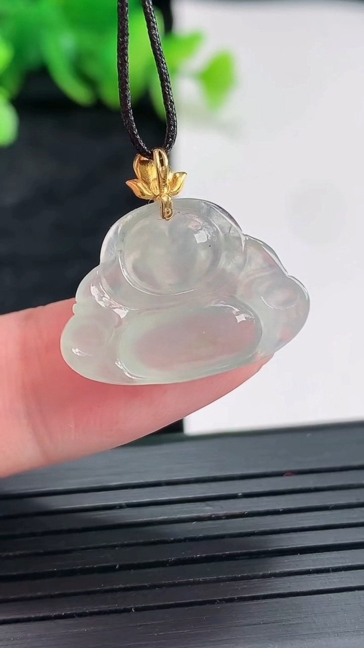 天然A货翡翠种白冰佛公吊坠，尺寸16-22-4重量:2.35g
4月22日