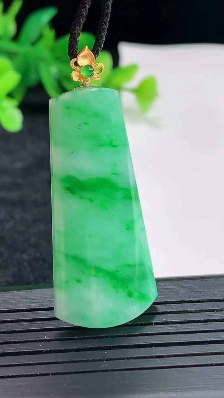 天然A货翡翠无事牌吊坠，尺寸42-19.6-5.5重量:9.49g
4月22日