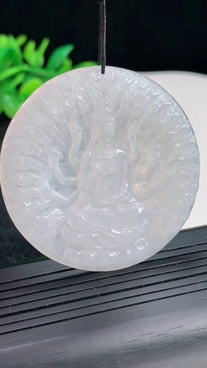 天然A货翡翠千手观音吊坠，尺寸51.5-5重量:28.06g
4月22日