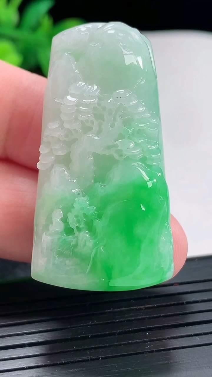 天然A货翡翠山水牌吊坠，尺寸46-23.6-12.5重量:31.65g
4月22日