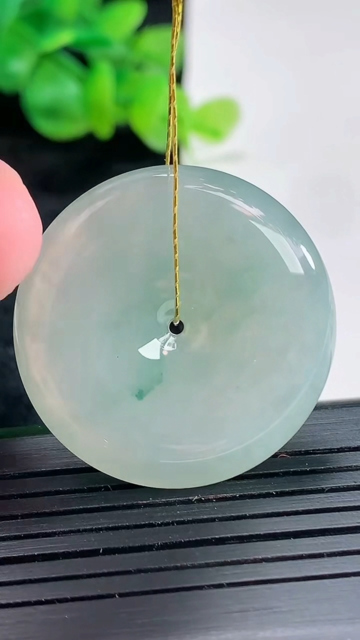 天然A货翡翠飘花平安扣吊坠，尺寸32-5.5重量:12.13g
4月22日