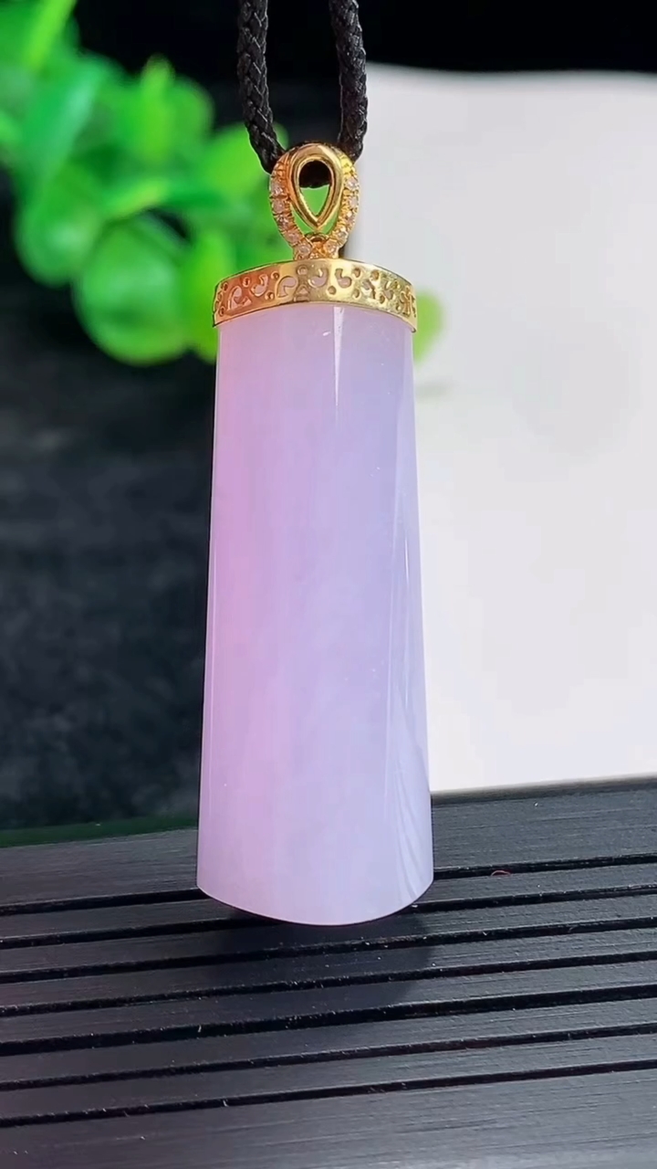 天然A货翡翠18k金紫罗兰平安柱吊坠，尺寸37.5-14-12重量:12.97g
4月22日