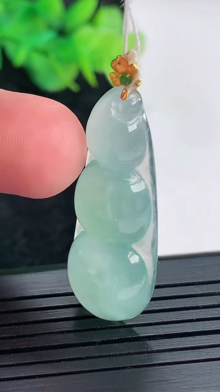 天然A货翡翠福豆吊坠，尺寸36.5-15-6.5重量:5.92g
4月22日