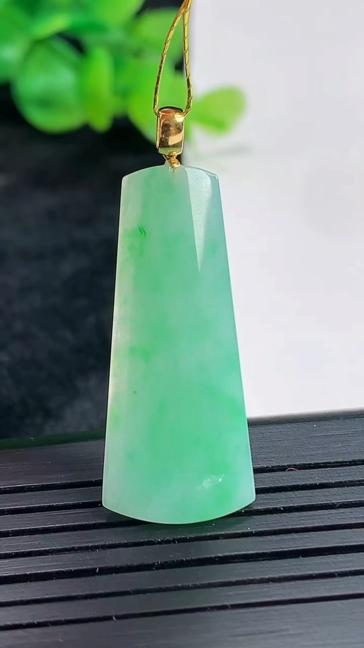 天然A货翡翠无事牌吊坠，尺寸32.5-14-2重量:2.30g
4月22日